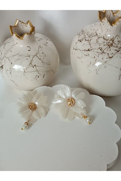 La fee aksesuar Flower White Earrings Polymer Clay Steel Women Earrings Pearl Detail
