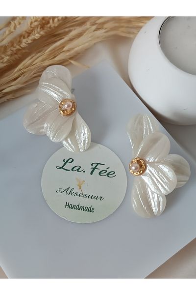 La fee aksesuar White Flower Earrings Polymer Clay Steel Women Earrings Pearl Detail