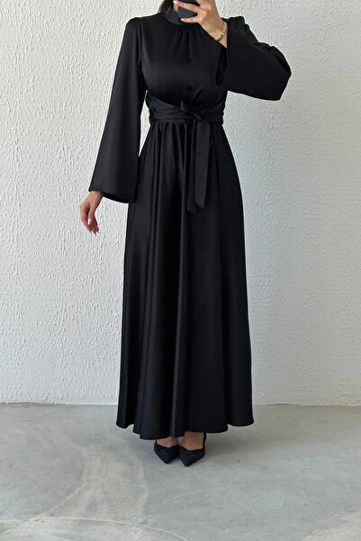 Hollyhocks Βραδινό φόρεμα από σατέν με λουράκια στη μέση