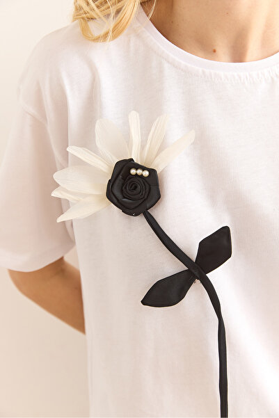 Olalook Γυναικείο λευκό αξεσουάρ Μπλουζάκι με μονό λουλούδι βαμβακερό κανονική εφαρμογή TSH-19000893
