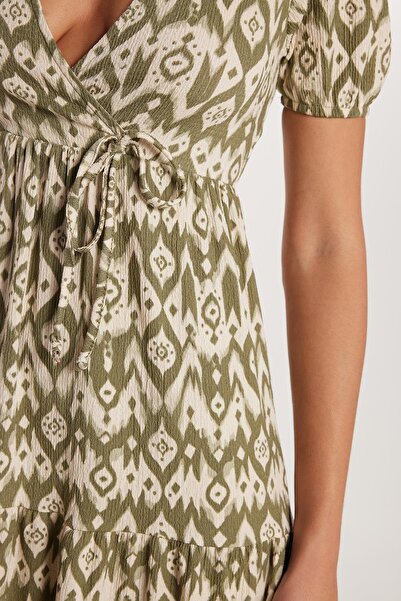 Tudors Γυναικείο φόρεμα χακί με λεπτή εφαρμογή με κοντό μανίκι με στάμπα Seersucker με λαιμόκοψη