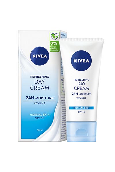 NIVEA Moisturizing face cream with SPF 15