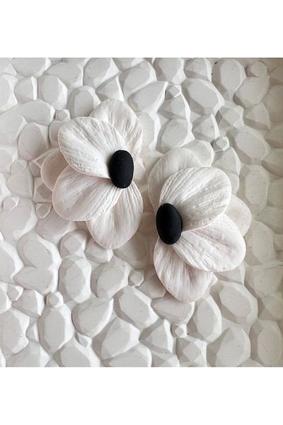 ACCESSORY Black Detail White Flower Earrings