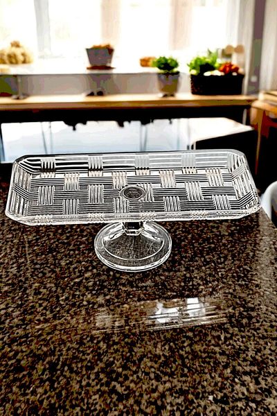WuuQ Crystallized Straw Patterned Standing Rectangular Glass Presentation Stand Cake and Elegant Presentations - 30 cm