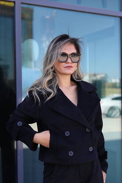 BÜŞRA PERKER Short Stamp Black Coat