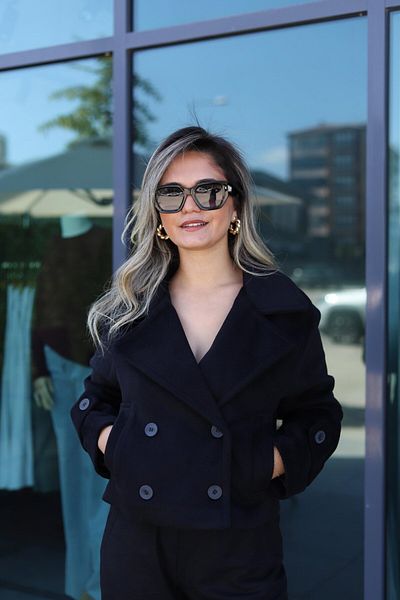 BÜŞRA PERKER Short Stamp Black Coat