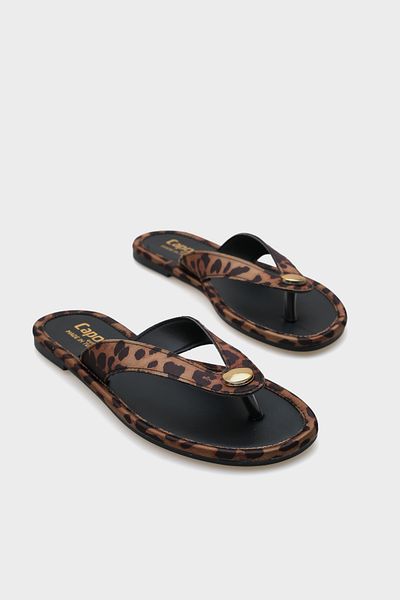 Capone Outfitters Γυναικείες παντόφλες με ίσιο τακούνι με στρογγυλή μύτη με μεταλλικά αξεσουάρ