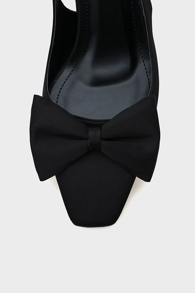 Capone Outfitters Pam Blunt Pointed Toe Bow Open Back Satin Damenschuhe