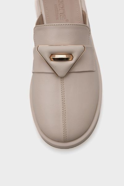 Capone Outfitters Γυναικείες παντόφλες Merl με κλειστά δάχτυλα με μεταλλικά αξεσουάρ