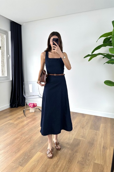 BİRCANÇİL فستان كونكا من الدنيم باللون الأزرق الداكن مع تفاصيل حزام