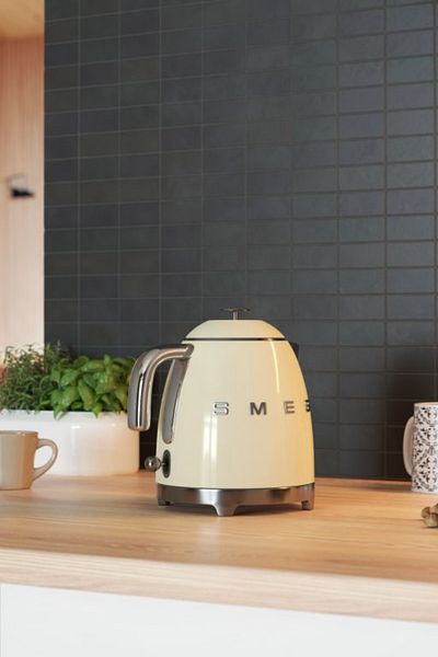 SMEG ريترو 50 كيتل ميني كريم KLF05CRED