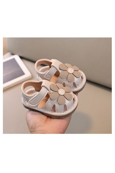 Superbaby Sandalute crem cu floare maro aplicata si piuitoare in talpa