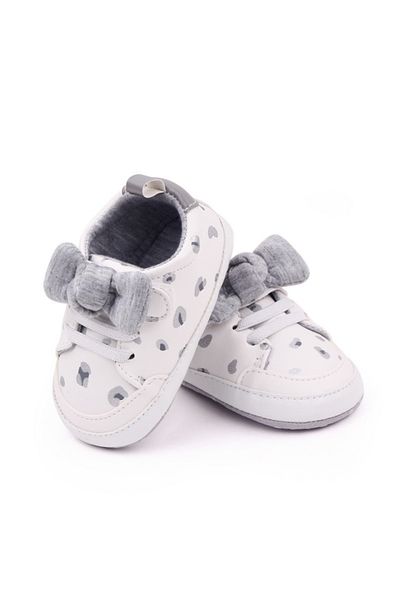 Superbaby Pantofiori sport bebelusi albi cu imprimeu gri si fundita