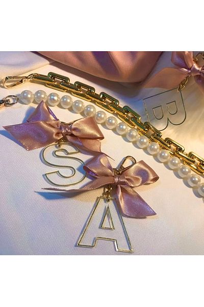 AREV BAGS سلسلة مفاتيح بأحرف مفصلة من زجاج شبكي ذهبي