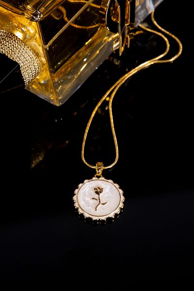 Zalifra Minimal Series, Stylish and Elegant Steel Necklace with Tulip Detail on the Floor