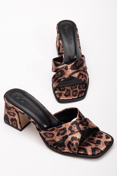 Dilimler Ayakkabı Large Size Women's Heeled Slippers Leopard Satin Cross Strap Short Heels