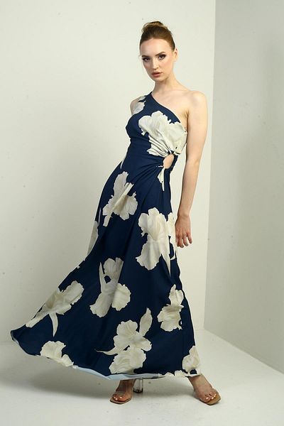 By Saygı Rochie lungă din satin creponat pentru femei, cu un singur umăr, cu fereastră laterală, cu model de frunze mari