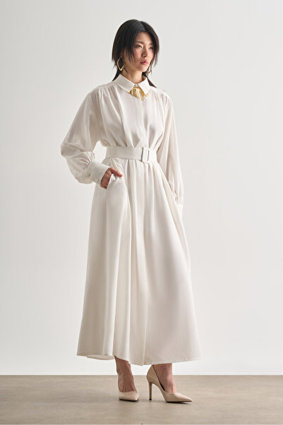 Mizalle Dokulu Pile Detaylı Kemerli Maksi Ekru Elbise