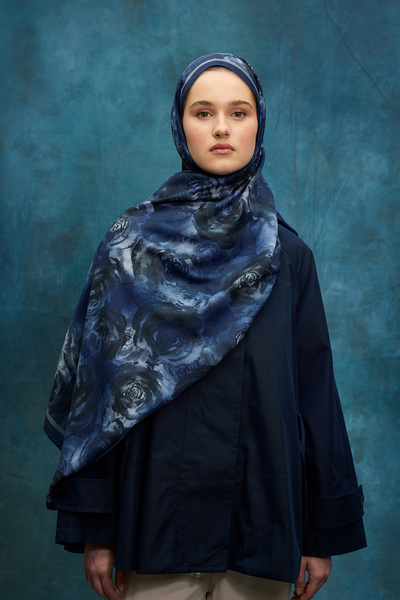 cs camellia scarf شال ناعم بنقشة روسا - أزرق داكن