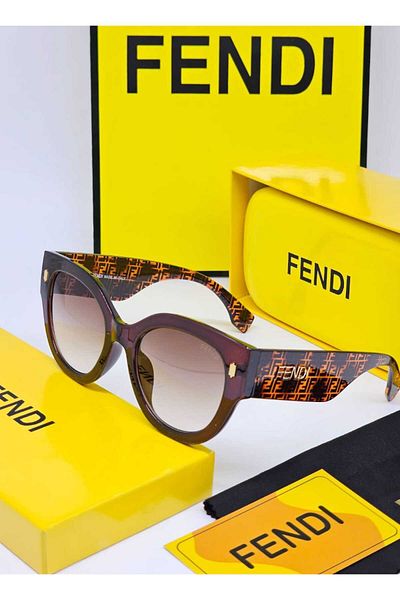 Fendi Fendi sunglasses with beautiful features and accessories