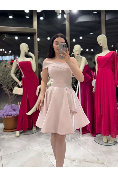 missswans Nona Shoulder Λεπτομερής γυαλιστερή μίνι φούστα Flared φόρεμα βραδινό φόρεμα σε σκόνη