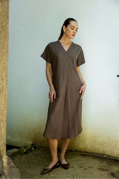 Suzi butik Γυναικείο φόρεμα καφέ λινό V λαιμόκοψη - Ham 3131