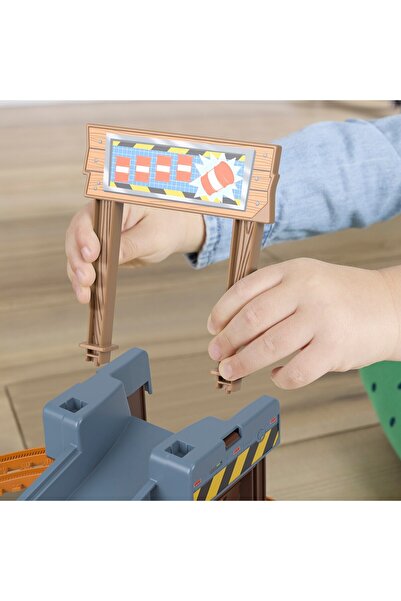 mattel Thomas Construction Set Lifts and Loads Cargo with Diesel