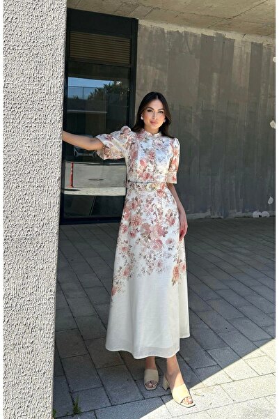Afiş Butik Rochie lungă evazată cu curea de aur ecru cu modele florale