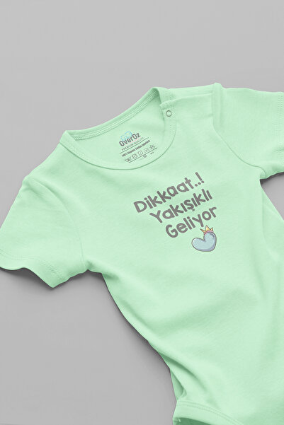 Overoz Dikkat Yakışıklı Geliyor Yazılı Bebek Body Çıtçıtlı Badi Zıbın Tulum 5901-Y