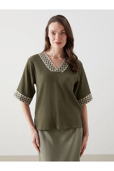 LC Waikiki Γυναικεία μπλούζα LCWAIKIKI Classic Khaki με λαιμόκοψη V