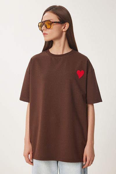 Happiness İstanbul Braunes Damen-T-Shirt mit Herz-Stickerei ZV00299