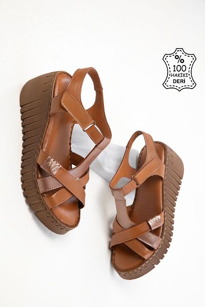 SOHO Hellbraune Damenschuhe aus echtem Leder mit Keilabsatz 20534