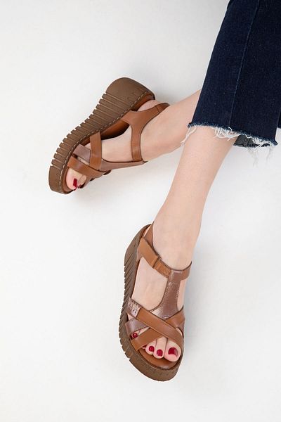 SOHO Hellbraune Damenschuhe aus echtem Leder mit Keilabsatz 20534
