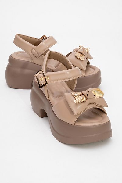 LuviShoes Sandale de damă MERIDA Bej închis cu cataramă aurie cu talpă cu pană