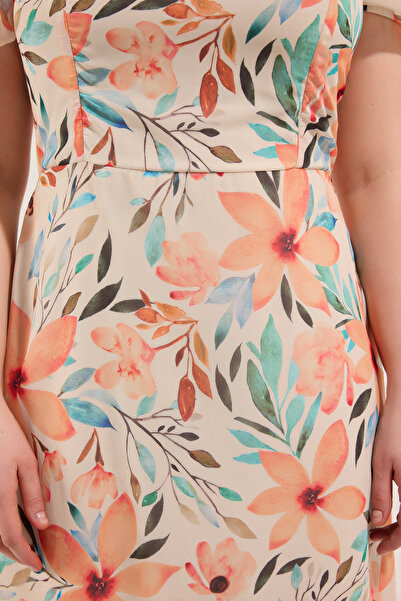 Trendyol Curve Ecru virágos mini sifon szőtt nagy méretű ruha TBBSS25AH00048