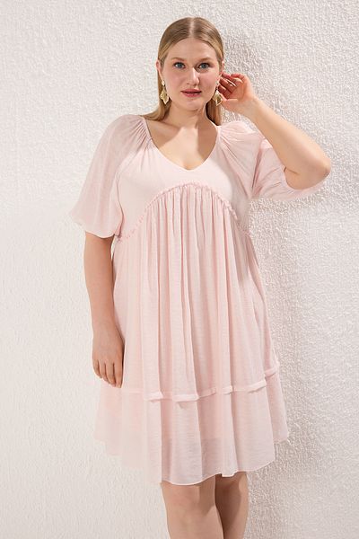 Trendyol Curve فستان وردي بأكمام بالون مجعد صغير منسوج مقاس كبير TBBSS25AH00168