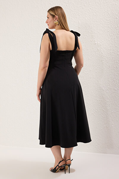 Trendyol Curve Czarna suknia wieczorowa z wycięciem w kształcie litery A, wiązana na ramię, z bogatym wykończeniem, idealna na uroczystą galę lub studniówkę. Model TBBSS25AH00225.