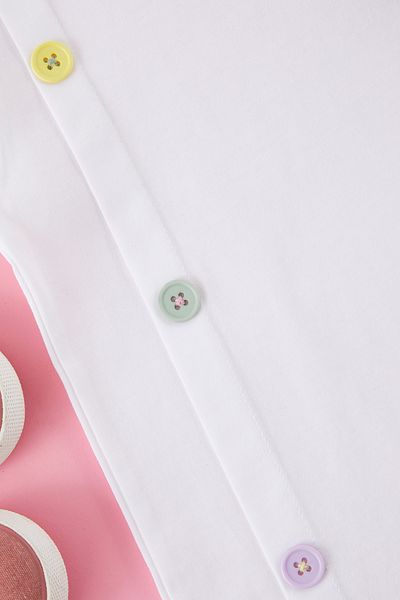 TRENDYOLKIDS Ecru dziewczęca koszulka z krótkim rękawem, dzianinowa, wykonana w 100% z bawełny, z kwiatowym wzorem i guzikami TKDSS25TS00110