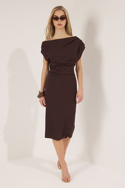 Trendyol Collection Braunes Midi-Strickkleid mit Kordelzug/Drapierung TWOSS25EL00780