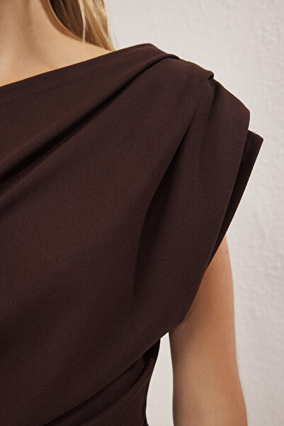 Trendyol Collection Hnědé midi pletené šaty se stahovací šňůrkou/závěsem TWOSS25EL00780