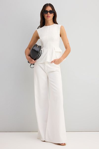 Trendyol Collection Εκρού βαμβακερή γκαμαρντίνα Peplum υφαντή μπλούζα με λεπτομέρεια τσέπης TWOSS25BZ00538