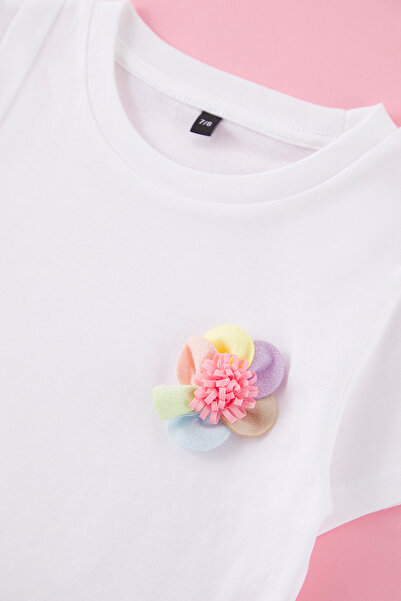 TRENDYOLKIDS Ecru Κοριτσίστικο 100% βαμβακερό λουλουδάτο κουμπί Λεπτομερές κοντομάνικο πλεκτό μπλουζάκι TKDSS25TS00110