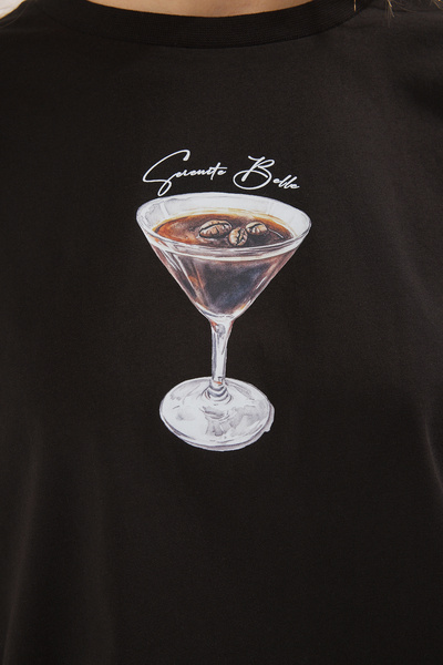 Trendyol Collection Schwarzes, übergroßes/weit geschnittenes Cocktail-bedrucktes Strick-T-Shirt aus 100 % Baumwolle TWOSS25TS00202