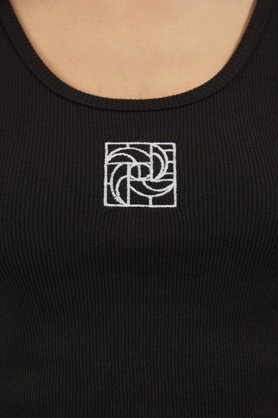 Trendyol Collection Elastyczna prążkowana czarna haftowana koszulka podkoszulkowa - dekolt typu pool neck, body-sitting Twoss22Al0042