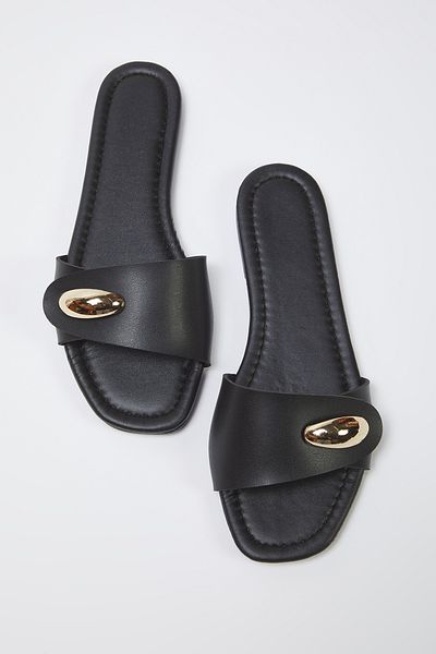 TRENDYOL SHOES Stilvolle Damenhausschuhe mit schwarzen Metallverzierungen TAKSS25TE00041
