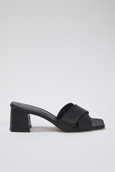 TRENDYOL SHOES Černé dámské pantofle na podpatku s křížovým páskem TAKSS25TO00101