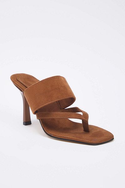 TRENDYOL SHOES Brązowe zamszowe klapki z kwadratowym noskiem damskie cienkie klapki na obcasie TAKSS25TO00098