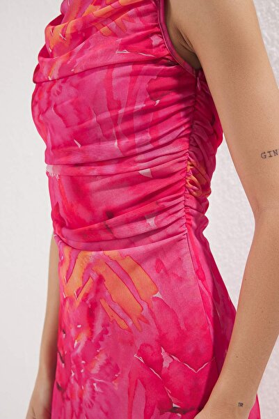 Trendyol Collection Vícebarevné přiléhavé večerní šaty s abstraktním vzorem podšitým tylem TPRSS25AE00040