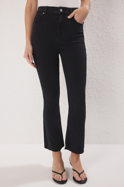 Trendyol Collection Anthrazitfarbene High-Waist Comfort/Stretch Crop Flare Jeans TWOSS25JE00275