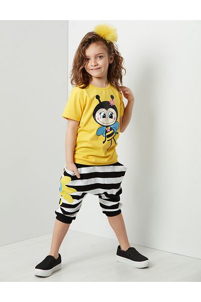 Denokids Set tricou de vară cu model în dungi galbene și pantaloni scurți Capri pentru fete